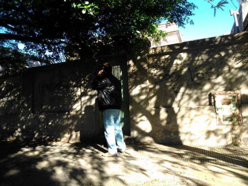 Cinco delincuentes armados asaltaron a una familia en el barrio Napost�
