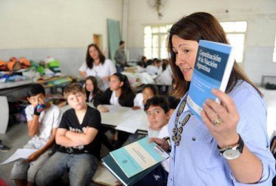 Alumnos realizan una Constituci�n ilustrada