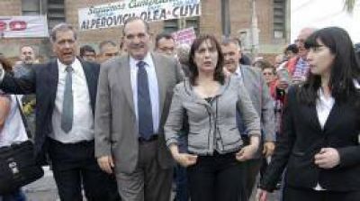 Denuncian al intendente Olea y a su esposa diputada por lavado de activos