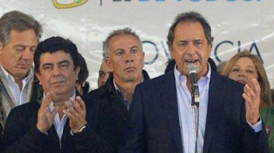 Scioli se mostrar� con dos precandidatos oficialistas que buscan sucederlo en la Provincia