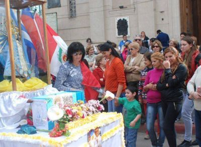 SUSPENDEN LA PEREGRINACI�N A LUJAN Y JUNTAN ALIMENTOS PARA INUNDADOS
