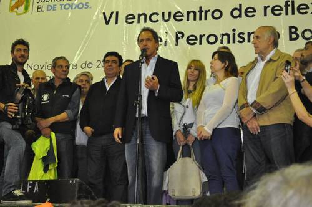 Acto del PJ bonaerense en San Nicol�s: Scioli le entreg� al municipio el terreno del club Moton�utico