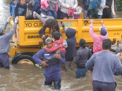 Evacuaron familias en la ribera