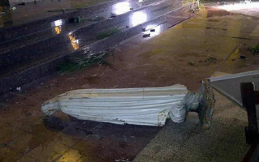 Destrozaron y quemaron una iglesia en Olavarr�a