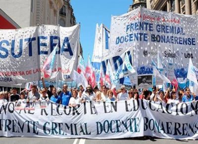 Los docentes ratificaron el paro por 48 horas para la primera quincena