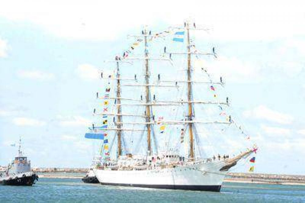 Una emotiva bienvenida tuvo la Fragata Libertad en Mar del Plata