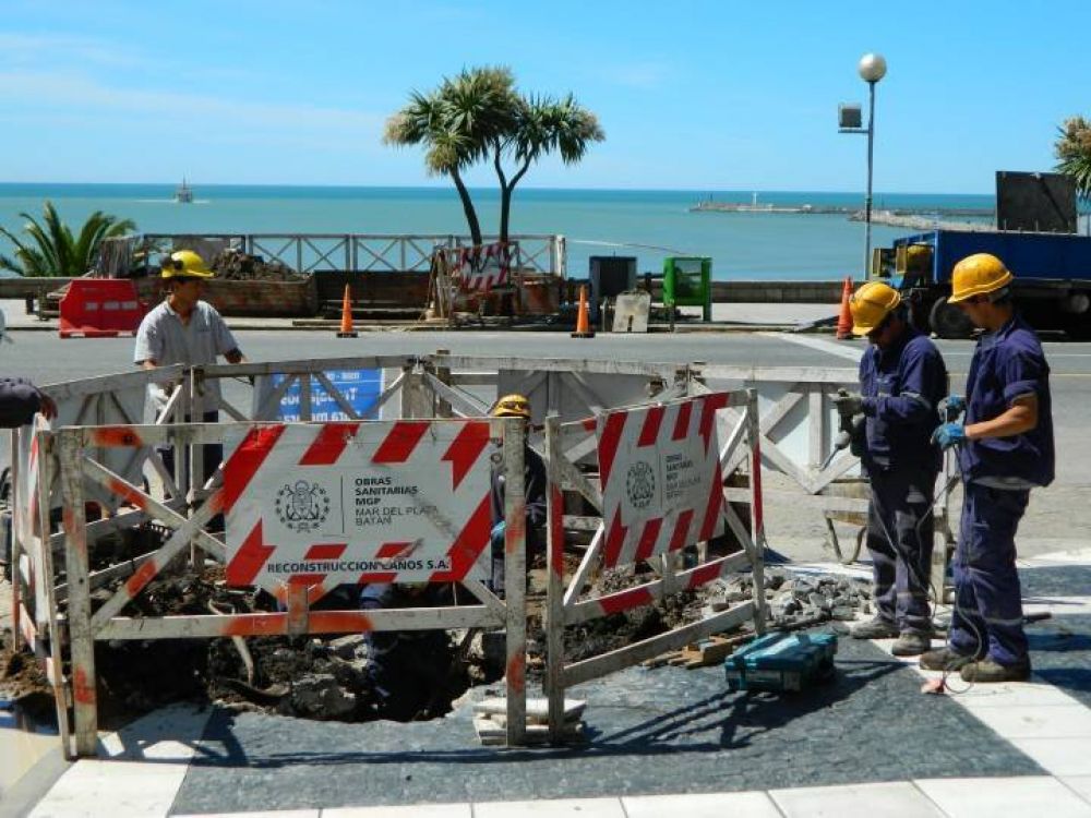 Obras Sanitarias renueva ca�er�a cloacal en lazona de Playa Grande