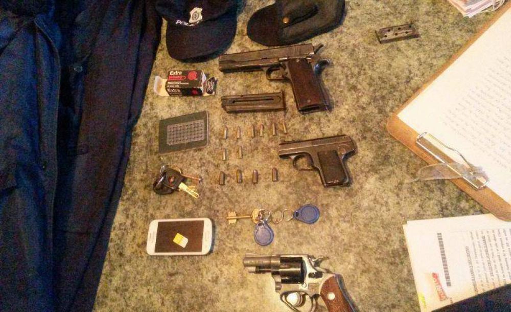 Le allanan la casa y secuestran un uniforme policial y tres armas de fuego