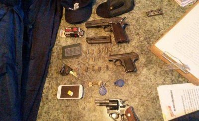 Le allanan la casa y secuestran un uniforme policial y tres armas de fuego