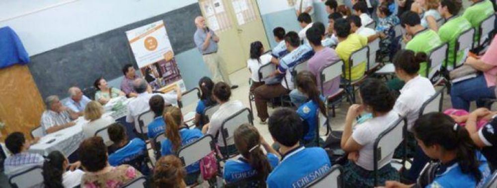Instruyen a estudiantes para armar sus talleres