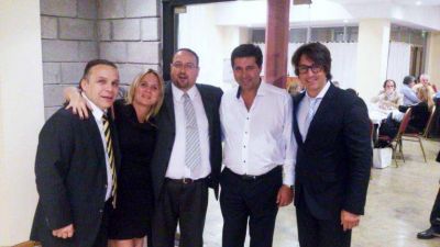 El concejal Nunzio Miguel junto a Angelici en cena a beneficio