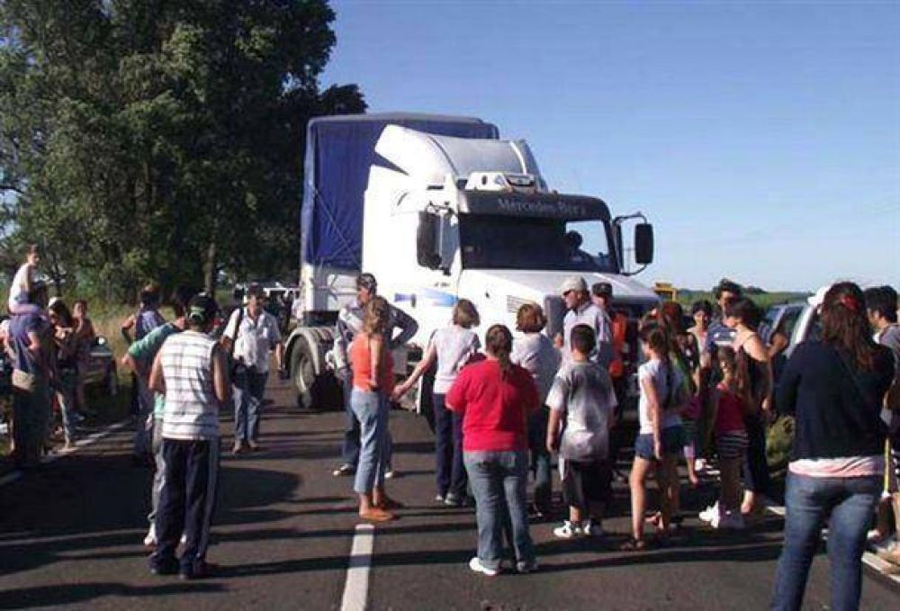 Reuni�n de vecinos que se plegaron a los reclamos de la UDUV en el interior de Pehuaj�
