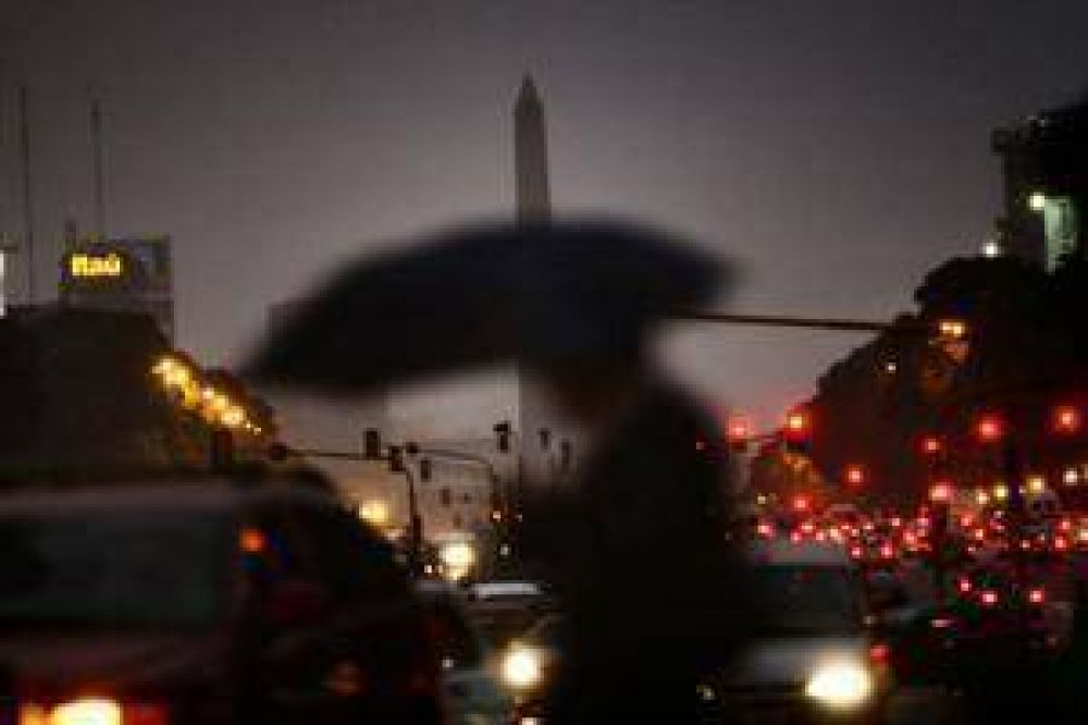 Ces� la alerta meteorol�gica para la Capital pero contin�a en la provincia