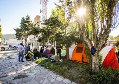 Familiares y polic�as retirados acampan frente a Jefatura