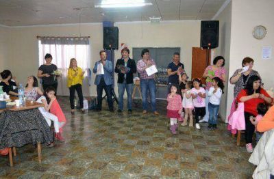El concejal Alejandro Nogar particip� del agasajo a las madres