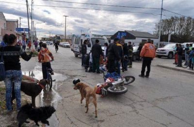 Dos j�venes en motocicleta hospitalizados tras ser chocados por un autom�vil