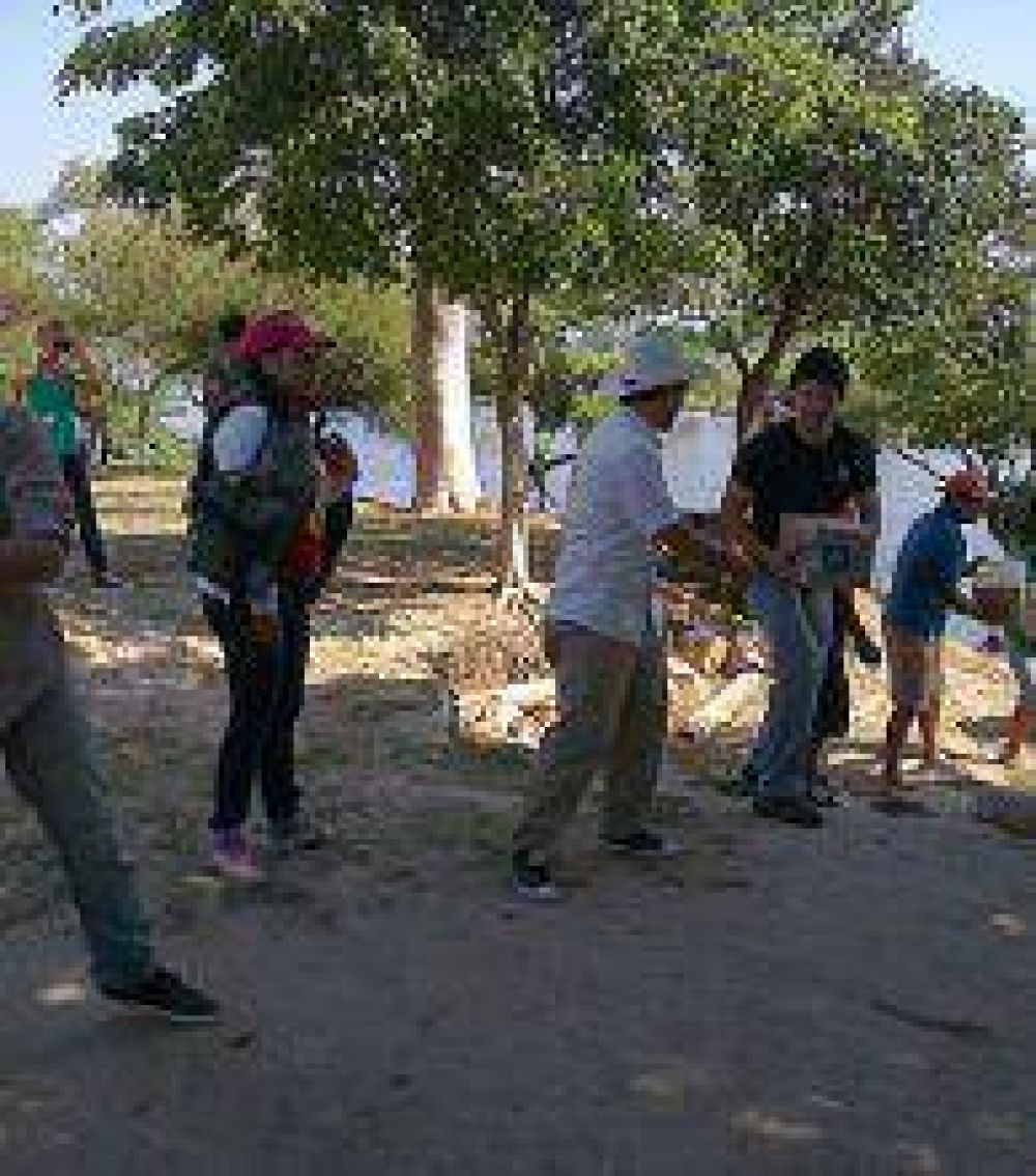 El Rotaract Club y voluntarios del Garraham llevaron ayuda a familias de islas