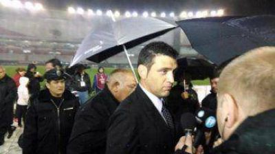 La lluvia tambi�n par� la pelota en el Monumental
