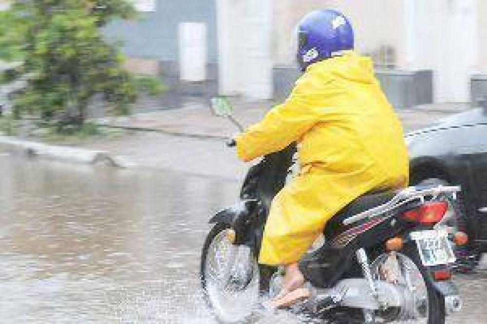 La intensa lluvia continuar�a hasta hoy en la provincia