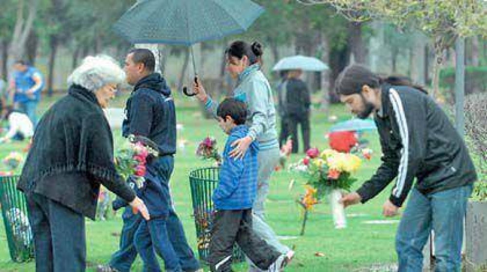 Pese a la lluvia, los santiague�os visitaron los cementerios en el D�a de los Fieles Difuntos
