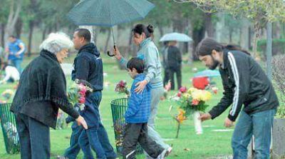 Pese a la lluvia, los santiague�os visitaron los cementerios en el D�a de los Fieles Difuntos