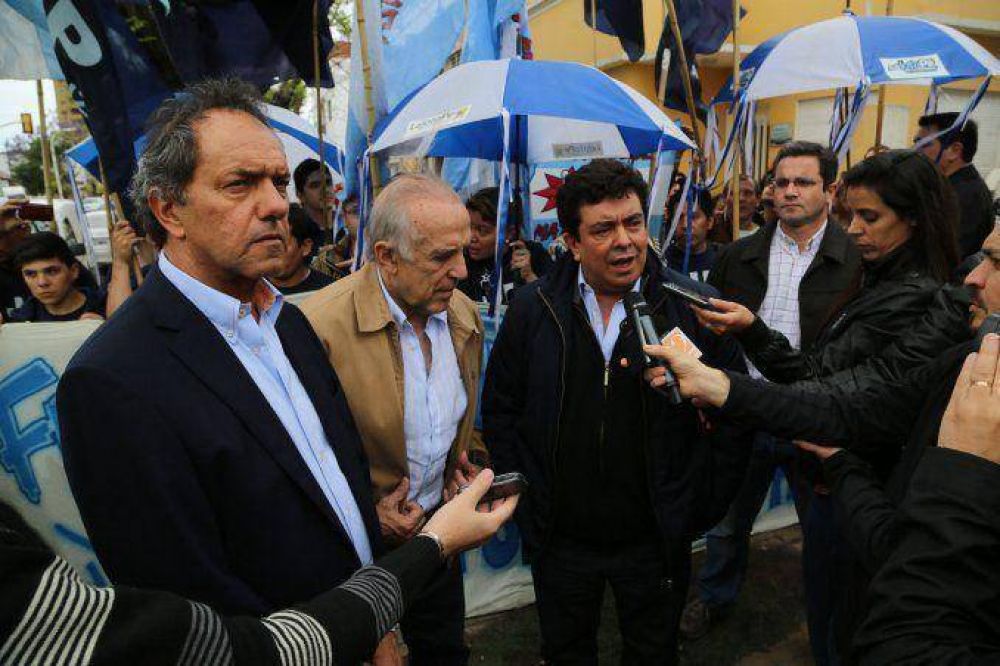 Scioli le respondi� a los intendentes massistas: 