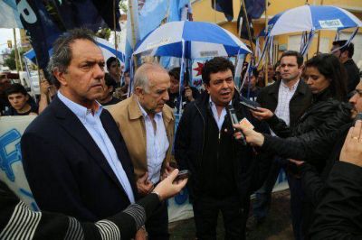 Scioli le respondi� a los intendentes massistas: 