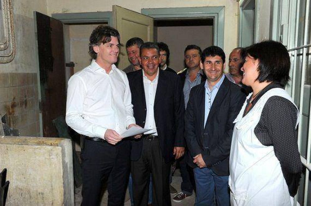 Nicol�s Scioli supervis� avance de obras en la Escuela Normal Artigas