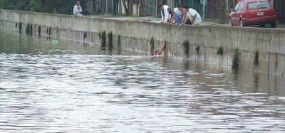 El agua tom� las calles, hay m�s de 700 evacuados en la Regi�n