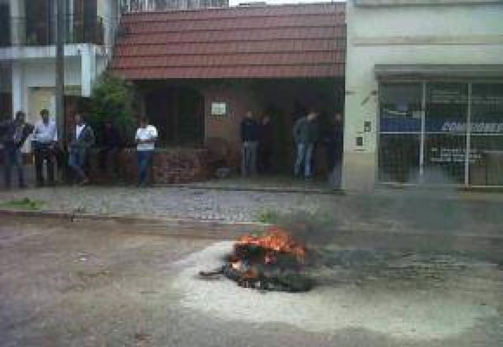 Los vecinos de Pueblo Doyle trasladaron la protesta a la Fiscal�a