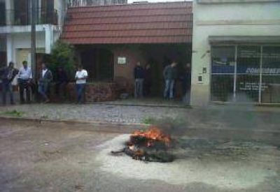 Los vecinos de Pueblo Doyle trasladaron la protesta a la Fiscal�a