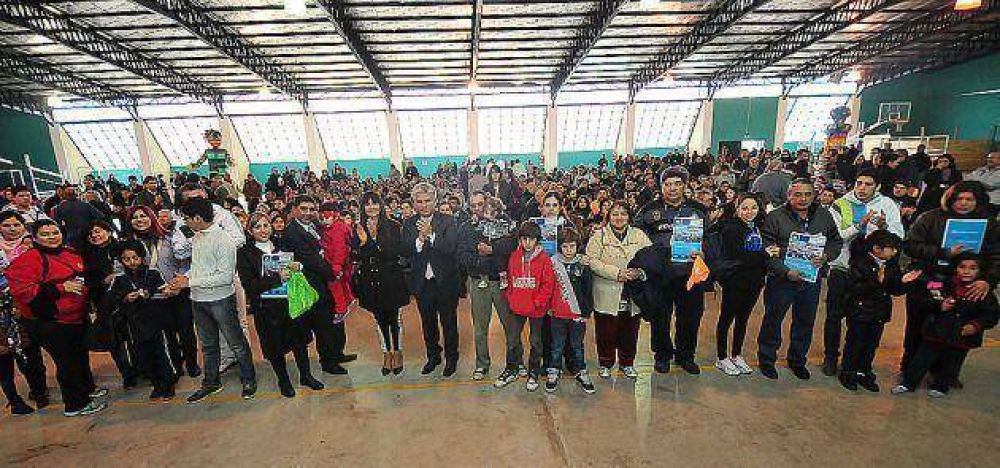 El gobernador Poggi entreg� viviendas a 100 familias de La Punta
