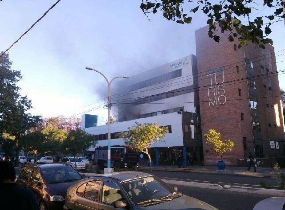 Por un cortocircuito, se produjo un incendio en el edificio de Turismo