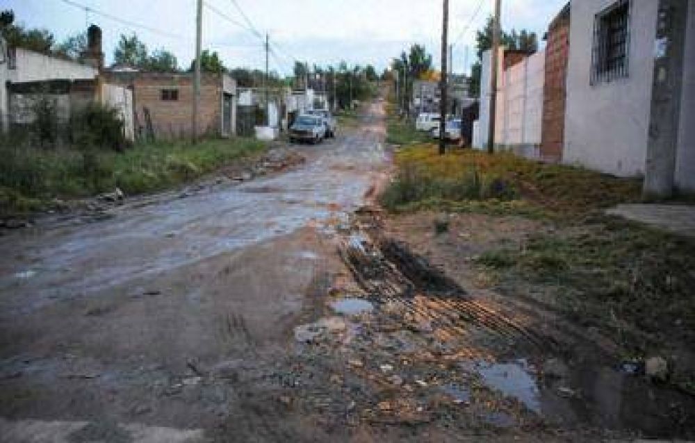 Las intensas lluvias dejaron al desnudo el deterioro de las calles de distintos barrios