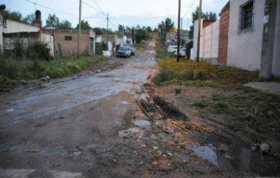 Las intensas lluvias dejaron al desnudo el deterioro de las calles de distintos barrios