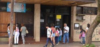 La directora de la Escuela N� 43 asegura que no encubri� al maestro denunciado por abusos