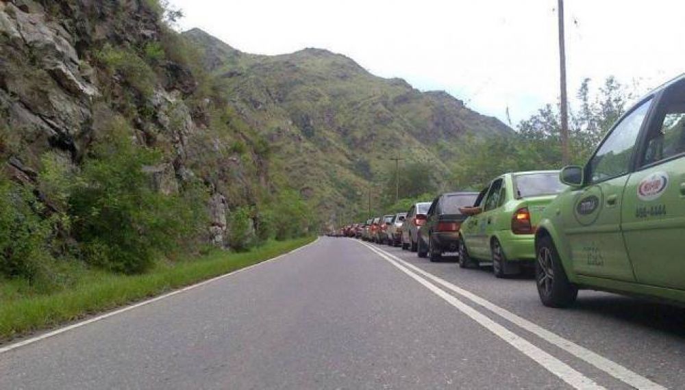 Chocaron de frente contra otro auto y huyeron a pie