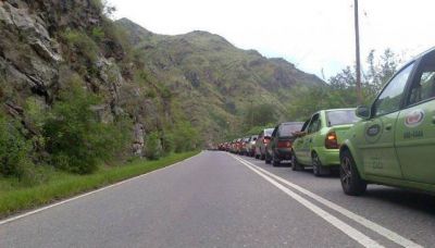 Chocaron de frente contra otro auto y huyeron a pie