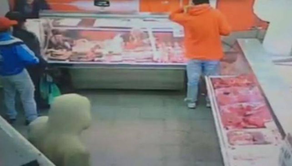 Video: violento asalto a mano armada en una carnicer�a de C�rdoba