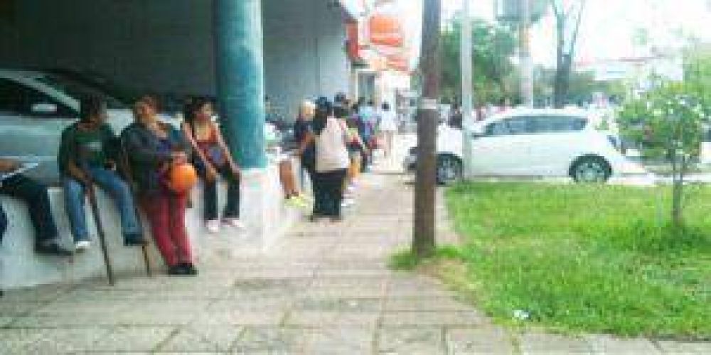 Largas filas para pagar las tarjetas de cr�dito