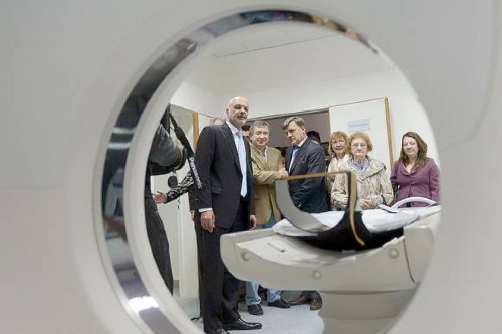 Buzzi inaugur la primera sala de tomografa del Hospital de Trelew y el nuevo Servicio de Pediatra