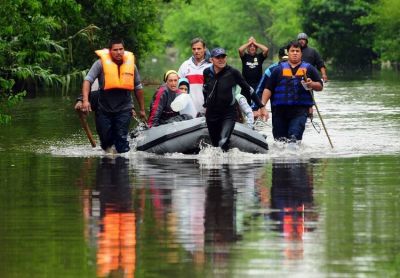 M�s de 5.000 evacuados y dura pelea pol�tica por las inundaciones en Provincia