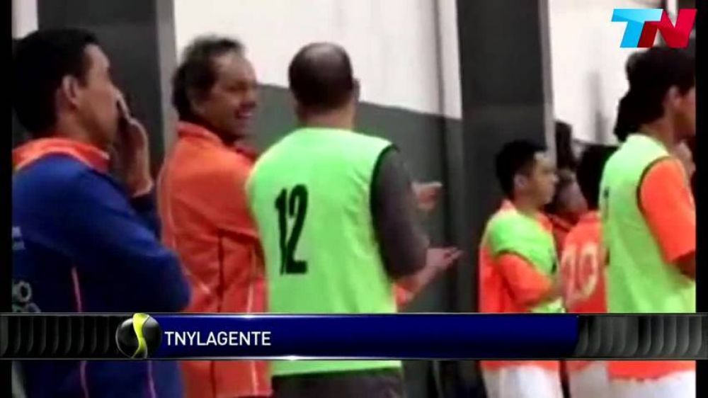 En medio de los cruces por las inundaciones, Scioli fue a jugar futbol en un country