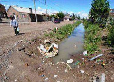 Entuban canal en el barrio Confluencia