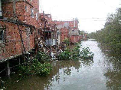 Inundaci�n y evacuados en las villas del sur porte�o