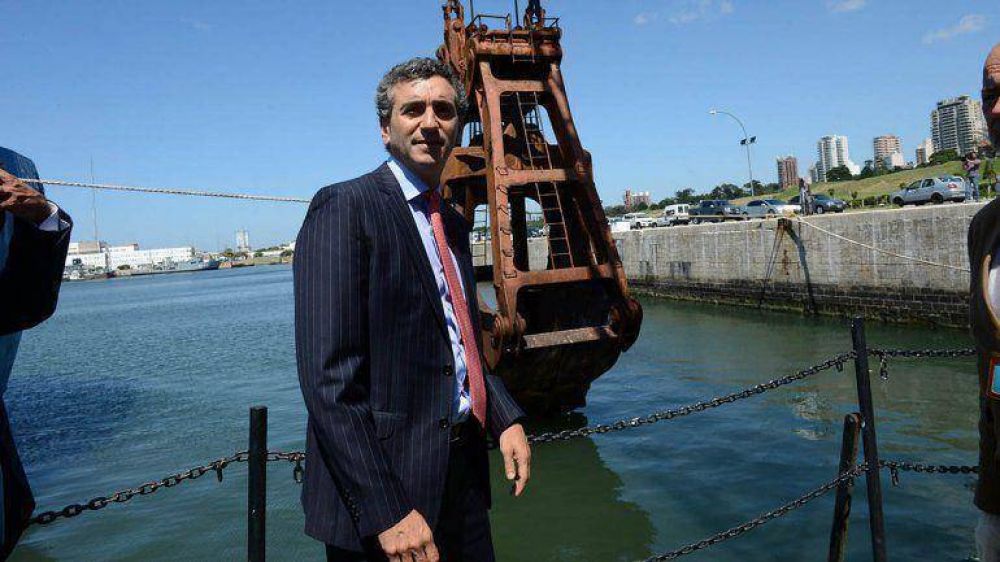 Tras la llegada de los trenes, ahora Randazzo se apresta comprar dragas a China en forma directa