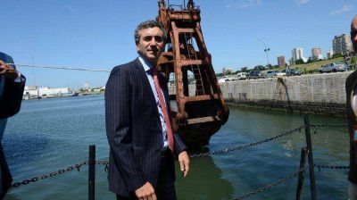 Tras la llegada de los trenes, ahora Randazzo se apresta comprar dragas a China en forma directa
