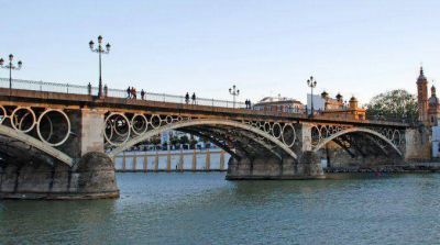 #SelfieMortal: una joven se quiso sacar una foto en un puente, se cay� y se muri�