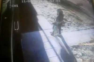 Una mujer abandona gatos dentro de una bolsa en la puerta de una veterinaria