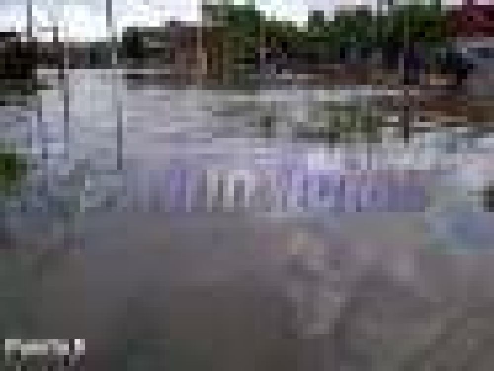 Por la crecida del arroyo Mor�n, varias localidades de Tres de Febrero est�n bajo el agua